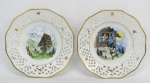 Par de delicados pratos decorativos em porcelana alemã, com marca da manufatura Bavaria. Abas trabalhadas com vazados e ao centro cenas em policromia. Diamts. 14,5 cm.