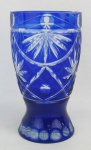 Vaso em cristal na tonalidade doublet azul. Lapidações dedão, olivas e sulcos bisotados. Alt. 17,5 cm.