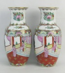 Par de vasos em porcelana oriental, decorados com pintura de flores, folhas, pássaros, borboletas, arabescos e geométricos em policromia. Detalhes em dourado. Alt. 24,5 cm.