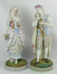 Grande e belo par de estatuetas em biscuit europeu, policromado, representando "Casal de nobres". Apresentam restauro e uma com fio de cabelo. Alt. 43 cm.