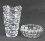 Duas peças em cristal, sendo vaso lapidado com sulcos ondulados em relevo e bowl com gomos, sulcos e estrela na base. Borda com trincado na borda. Alt. vaso 25,5cm e med. bowl 8x19cm.