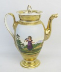 Bule de coleção em porcelana Vieux Paris, decorado de um lado com paisagem de menina com pássaro, e no outro menina caçando borboleta em policromia. Ricos detalhes em dourado, tendo estes desgastes. Alt. 25cm.