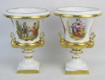 Par de vasos estilo Medici em porcelana Vieux Paris, decorados com pintura floral e cena com casal em policromia. Detalhes em dourado. Pequenos desgastes no dourado e uma apresenta colagens no elo central.  Alts. 22cm.