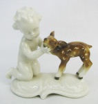 Grupo escultórico em porcelana européia no tom creme e marrom, representando "Criança com Bambi". Base com restauro. Alt. 11cm.