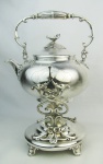 Christofle - Belo samovar francês, com marca da manufatura em metal espessurado a prata, com trabalhos em baixo relevo, flores, folhas e arabescos. Pegador da tampa na forma de flor e folhas. Pés recurvos. Med. 40x25x23cm.