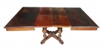 Mesa de jantar extensível em madeira entalhada. Tampo sustentado por 4 colunas com trabalhos torneados sobre base formada por 4 travessões unidos a um bilro central. Marcas de uso. Med. aberta 74x178x111cm e Med. fechada 74x108x111cm.