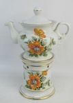 Thieire em porcelana com marca da manufatura na base, decorada com folhas e flores em policromia. Falta o fogareiro. Alt. 32cm.