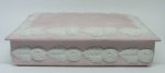 Caixa retangular em biscuit no tom rosa, com marca da manufatura na base, decorada com flores e folhagens em relevo. Med. 6x22x16cm.