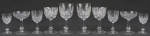 Baccarat - Vinte e oito taças em cristal francês, com marca da Cristallerie na base, decorados com lapidações de sulcos bisotados, hastes sextavadas e bases com estrela de 24 pontos, sendo 2 para vinho tinto, 1 para vinho branco, 12 para champagne, 6 para vinho do porto e 7 para licor. Duas para vinho tinto e uma para champagne com bicado na borda, tendo uma um trincado. Taça para vinho branco sofreu lapidação na borda e duas para licor de lapidações semelhantes e marca não localizada. Alt. maior e menor 17 e 11,5cm.