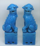 Par de estatuetas em porcelana oriental no tom azul, representando "Casal de cães fó". Alt. 25cm.