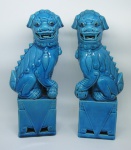 Par de estatuetas em porcelana oriental no tom azul, representando "Casal de cães fó". Alt. 29,5cm.