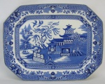 Travessa oitavada em porcelana inglesa, com marca da manufatura Burleigh Ware Willow, com decoração pombinhos no tom azul. Med. 45x35cm.