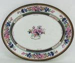 Bela travessa oval de coleção, em porcelana ,decorado com pintura floral em policromia, gregas e detalhes em dourado. Apresenta gravado ao centro "Victor José de Castro Barroca". Marca da manufatura no verso. Med. 40,5x33cm.