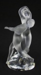 Lalique - Grupo escultórico em cristal francês translucido e satiné, representando "Nus femininos". Assinado e localizado france na base.  Alt. 25,5cm.