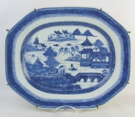 Travessa de coleção em porcelana de Macau, decorada com paisagem de pagodes em tons de azul. Med. 40x32,5cm.