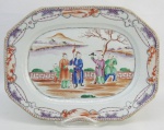 Travessa de coleção oitavada em porcelana Cia das Índias, decorada com pintura de paisagem com figuras em policromia. Med. 32x24,5cm.