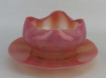 Baccarat - Petisqueira com presentoir em opalina francesa, na tonalidade doublet rosa. Alt. petisqueira 8 cm. Diam. presentoir 17,5 cm.