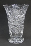 Vaso em cristal translúcido, decorado com lapidações de sulcos bisotados, estrelas, rosetas, dedão e minúsculos bico de jaca. Alt. 30,5cm.