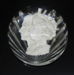 Baccarat - Pisa papéis em cristal translúcido, com marca da cristallerie na base, decorado internamente com busto de casal assinado G. Poillerat. Med. 4x7cm.