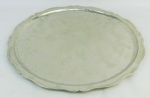 Bandeja circular em prata 900 milésimos, contendo no verso as inscrições Hecho a mano. Borda trabalhada com recortes. Diam. 44cm. Peso 1.610g.