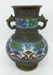 Antigo vaso chinês em bronze com cloisoné. Alças na forma de cabeça de animal. Alt. 18cm.