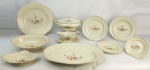 Aparelho de jantar em porcelana portuguesa com marca da manufatura Vista Alegre, com pintura floral em policromia, composto de 5 travessas, 2 saladeiras, terrina com tampa, molheira, 23 pratos rasos, 13 fundos, 12 sobremesa, 12 para pão e prato para arroz. Três pratos fundos e 1 de sobremesa com bicado. Total 70 peças.