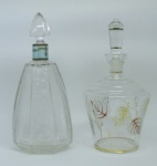 Duas peças, sendo uma perfumeiro em cristal com lapidações facetadas, e flores em satiné. Gargalo em champleve, e a outra licoreiro estilo Art-deco em vidro com pintura de folhagens. Alts. 22 e 20,5cm.