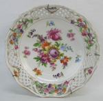 Centro de mesa em porcelana alemã, com decoração floral em policromia. Aba com vazados. Detalhes em dourado. Med. 6x23cm.