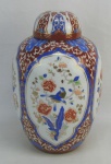 Potiche em porcelana, decorado com pintura de flores, folhagens, pássaros e arabescos em policromia. Alt. 31cm.