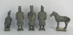 Cinco esculturas em terracota patinada, representando "Guerreiros e cavalo do imperador Qin Shi Huang". Na caixa. Alt. maior e menor 16 e 12,5cm.