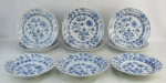 Nove pratos em porcelana alemã, com marca da manufatura Meissen, de diversas épocas, com decoração cebolinha no tom azul, sendo 6 rasos e 3 fundos. Diamts. 25 e 24cm.