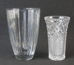 Dois vasos em cristal translúcido, tendo um lapidações de sulcos e gomos na parte interna, e o outro com bico de jaca e tijolinho. Alts. 24 e 20cm.