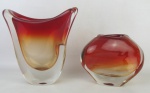 Dois vasos em murano no tom vermelho em degrade. Alts. 21,5 e 14,5cm.