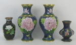 Quatro vasos em cloisoné oriental, sendo um par no tom azul, com flores e folhas em policromia, um no tom negro com flores e folhas em policromia e um sextavado no tom azul com pássaros, flores e flores em policromia. Alt. maior e menor 16 e 8,5cm.