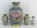 Quatro vasos em cloisoné oriental com decoração floral em policromia. Alt. maior e menor 21,5 e 8cm.