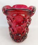 Vaso em murano italiano, anos 60, na cor rosa com trabalhos em relevo e internamente com bolhas de ar. Borda em ondulações. Apresenta discreta batidinha interna na borda.  Alt. 28 cm.