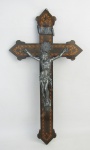 Crucifixo em madeira com detalhes em marqueterie, com cristo em estanho, contendo na parte superior placa com a inscrição INRI. Med. crucifixo 50x26,5cm e Med. cristo 22,5x15,5cm.