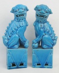 Par de esculturas em porcelana oriental no tom azul, representando "Casal de cães fó". Alts. 19,5cm.