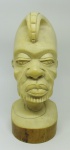 Escultura em marfim africano monobloco representando "Busto de africano". Alt. 19,5cm.