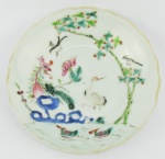 Aneleira de coleção em porcelana Cia das Índias, com pintura policromada, com pássaros e flores. Imperceptível bicadinho na borda. Med. 2x11cm.