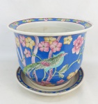 Cachepot cm presentoir em porcelana oriental, com marca da manufatura na base, decorado com pintura de flores, folhas e pássaros em policromia. Alt. cachepot 21,5cm e diam. presentoir 26cm.