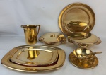 Baixela art-deco em Silver Plate com vermeil, composta de sopeira, terrina com tampa, 3 travessas, 2 bandejas redondas, molheira e jarra de manufatura diferente. Total de 10 peças.  Med. sopeira 12x27,5x22,5cm.