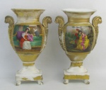 Par de vasos em porcelana francesa Velho Paris, decoradas com pintura policromada com cena de galanteio. Pés em pata. Com restauros e perdas no dourado. Alt. 27cm.