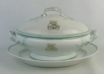 Baronesa de Leopoldina - Sopeira com presentoir monogramada em porcelana francesa de Limoges. Pertenceu ao serviço da Baronesa Leopoldina da Fazenda São Martinho. Final do Séc. XIX. Med. sopeira 16,5x30,5x18cm e med. presentoir 31x22,5cm.