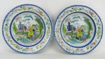 Belo e antigo par de pratos de coleção, em porcelana inglesa, com marca da manufatura Ironstone no verso. Decorados com pintura de flores, folhagens e paisagem com figuras orientais em policromia. Detalhes esmaltados. Diam. 24cm.