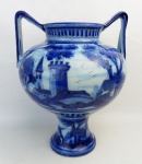 Vaso em faiança portuguesa, marca da manufatura Alcobaça, decorado com pinturas de paisagem e animais, em tons de azul. Alt. 30cm.