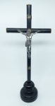 Crucifixo de mesa, com Cristo Vivo, sendo a cruz em madeira nobre e acabamentos em osso. Cristo e apliques em metal trabalhado. Alt. total 32,5cm.
