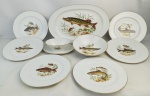 Aparelho para peixe em porcelana alemã, Bavaria, decorado com cenas de fundo do mar com peixes. Bordas com frisos em dourado. Composto de travessa, molheira, bowl e 6 pratos. Um prato apresenta pequeno lascado. Med. travessa 42,5x27cm.