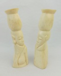 Par de esculturas em marfim, monobloco, representando "Casal de africanos". Alt. 13,5cm.