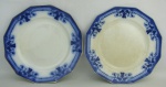 Par de pratos de coleção, em porcelana inglesa, Johnson Bros, azul borrão, decorados com flores. Borda com dourado. Diam. 22cm.